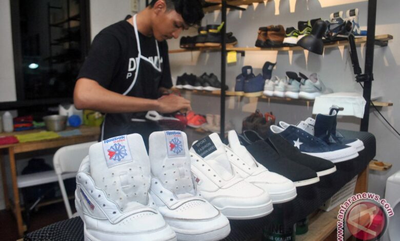 6 cara putihkan kembali sepatu yang mana mana telah lama lama menguning